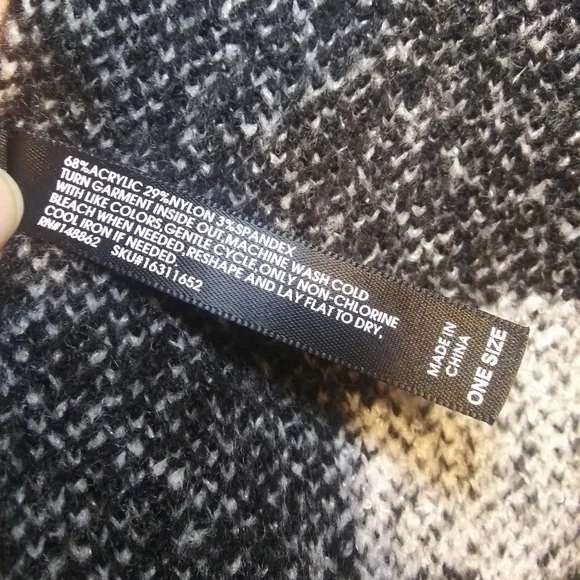 NWT Torrid Black and White Oblong Heavy Knit Scarf - Picture 5 of 5